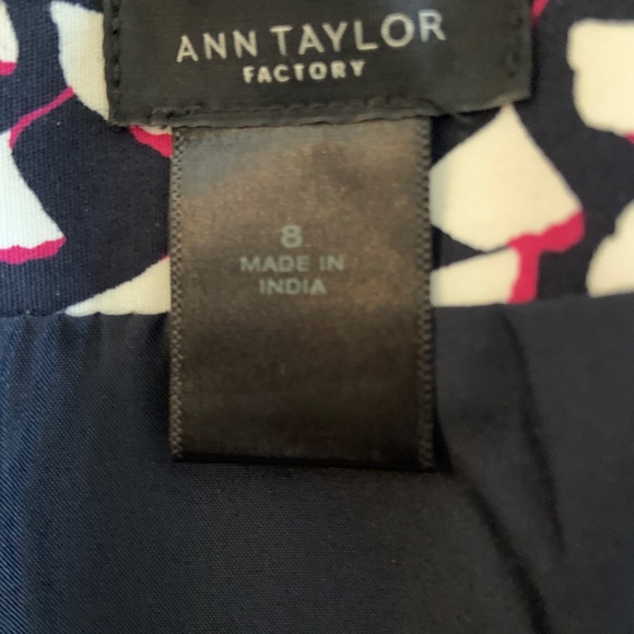 Fully lined Ann Taylor pencil skirt. Worn once. Size 8. Falls to knee. - Picture 4 of 5